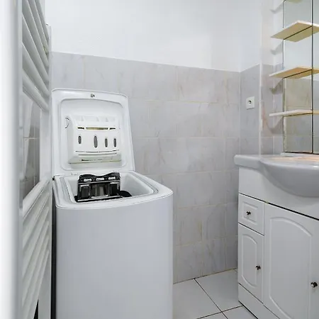 Calme Avec Parking Proche Place Ney *