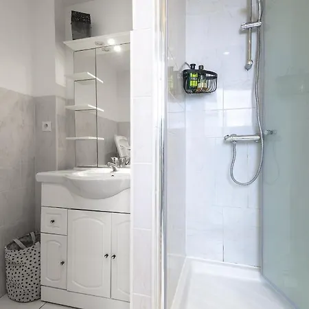 Calme Avec Parking Proche Place Ney