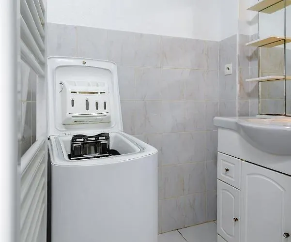 Calme Avec Parking Proche Place Ney *