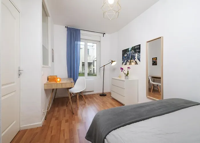 Calme Avec Parking Proche Place Ney *