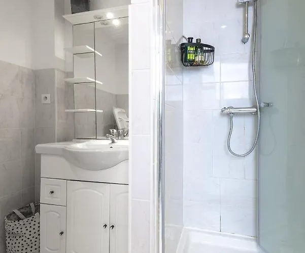 Calme Avec Parking Proche Place Ney