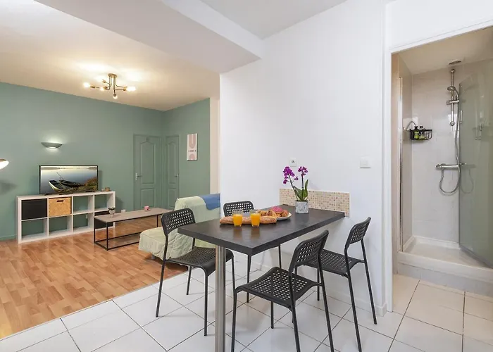 Calme Avec Parking Proche Place Ney *