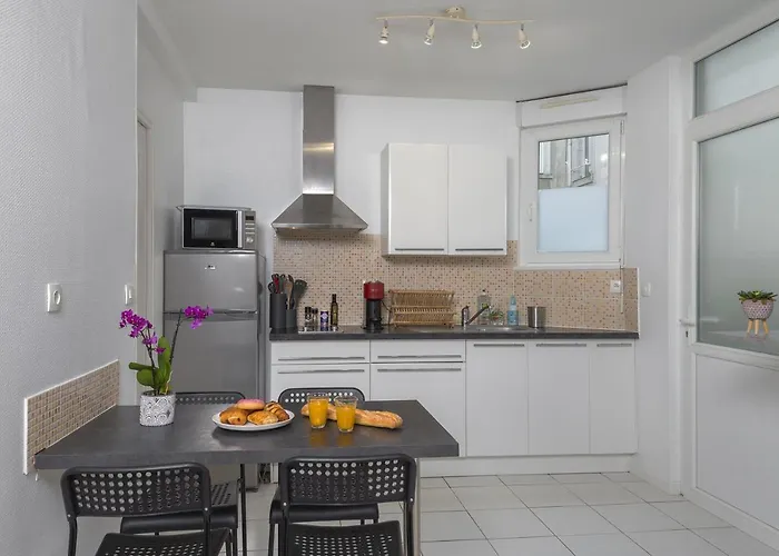 Calme Avec Parking Proche Place Ney Daire